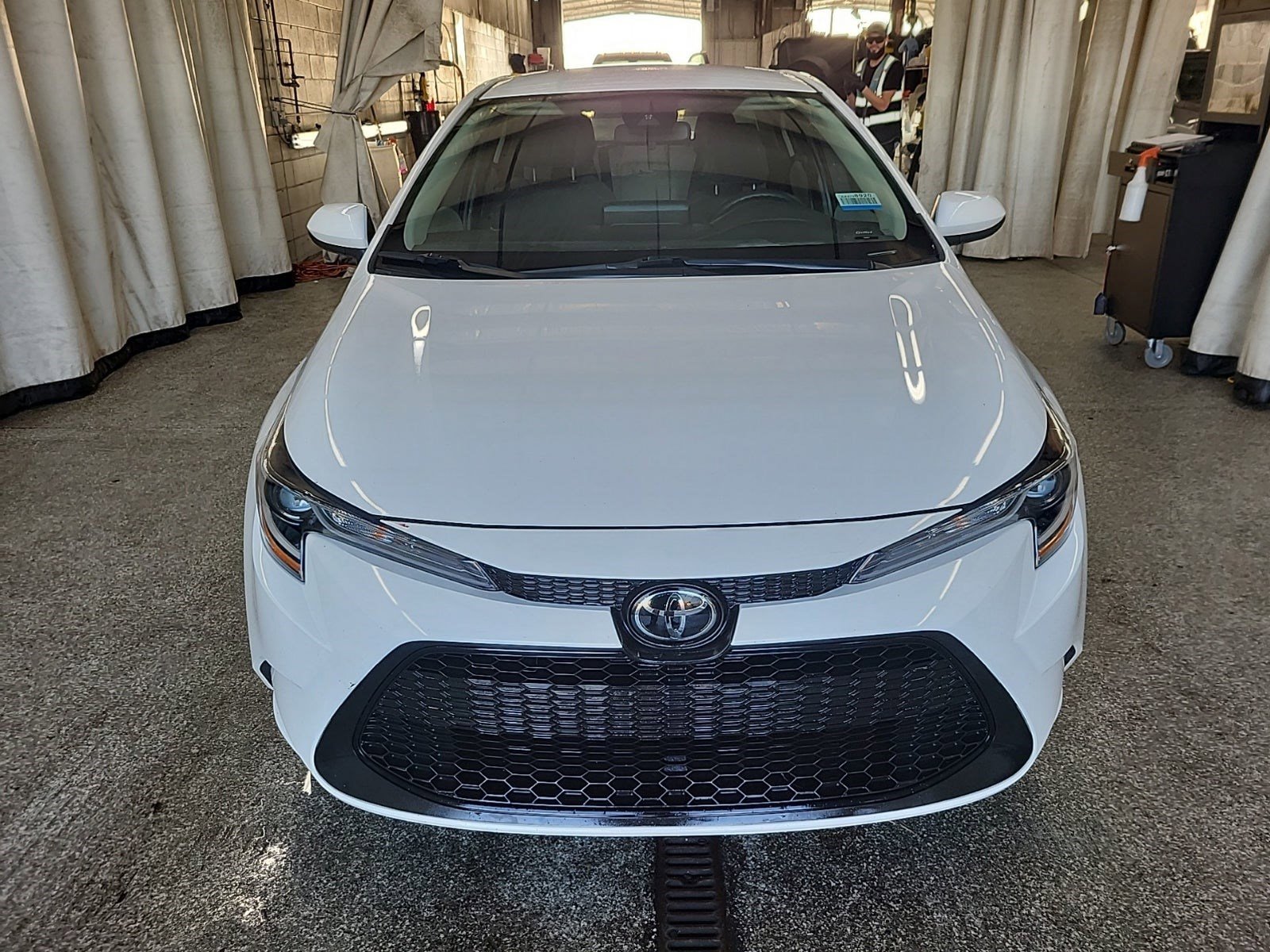 Used 2022 Toyota Corolla LE image 2