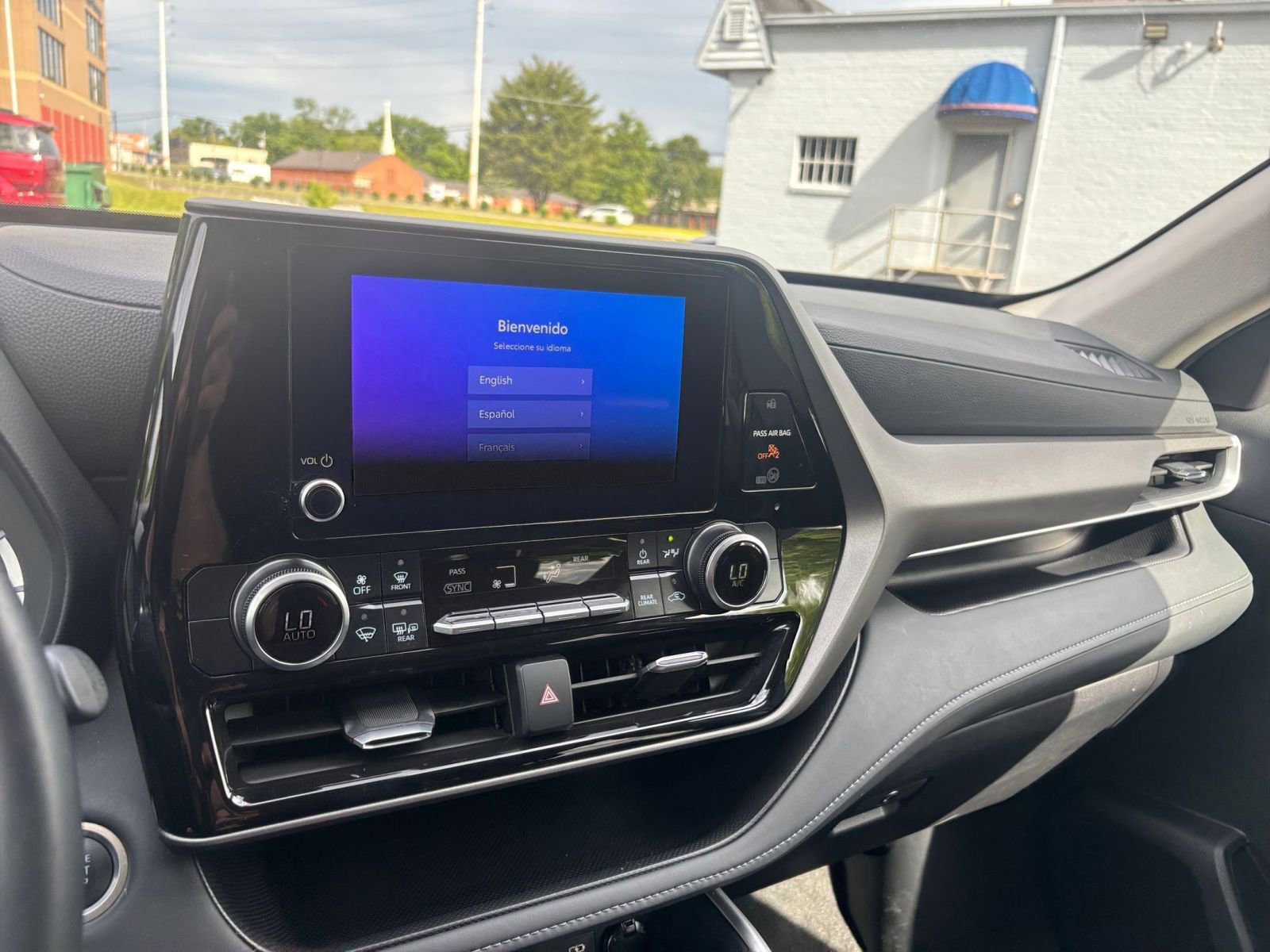 Used 2025 Toyota Highlander LE FWD image 37
