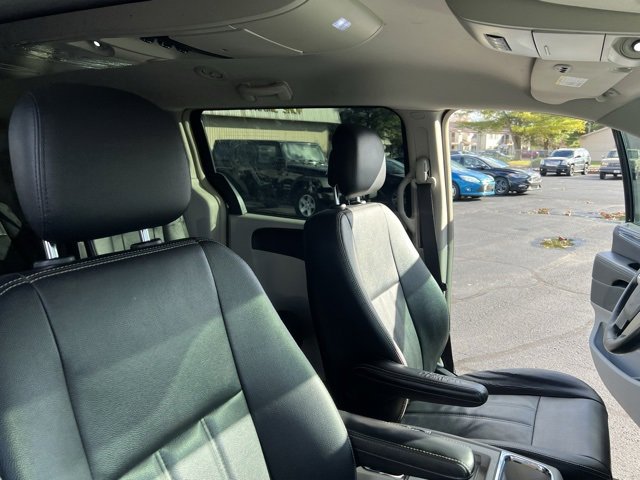 Used 2016 Chrysler Town & Country Touring image 28