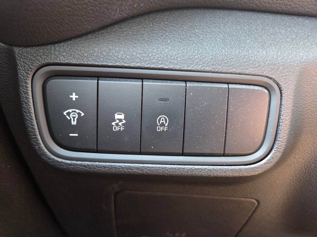 Used 2025 Kia Soul LX w/ LX Technology Package FWD image 12