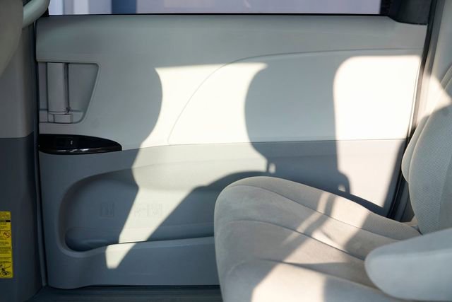 Used 2011 Toyota Sienna image 27