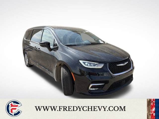 Used 2023 Chrysler Pacifica Touring-L image 3