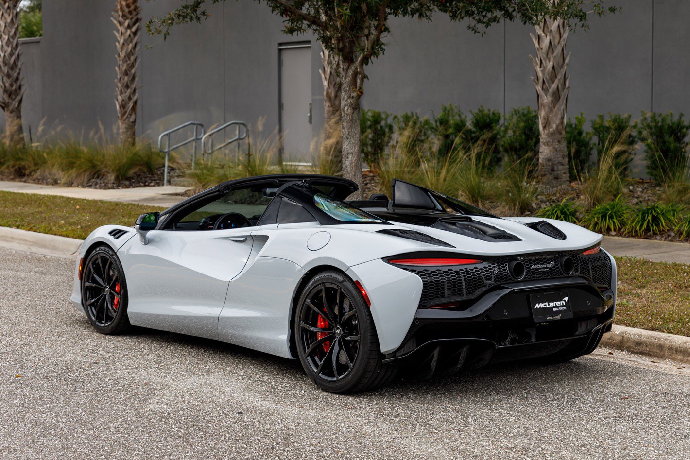 Used 2025 McLaren Artura Spider image 29