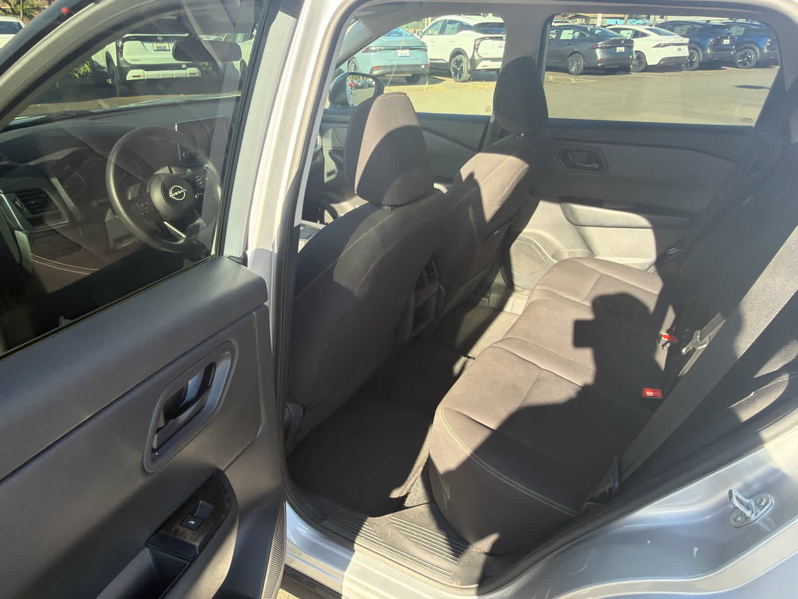 Used 2024 Nissan Rogue S FWD image 9