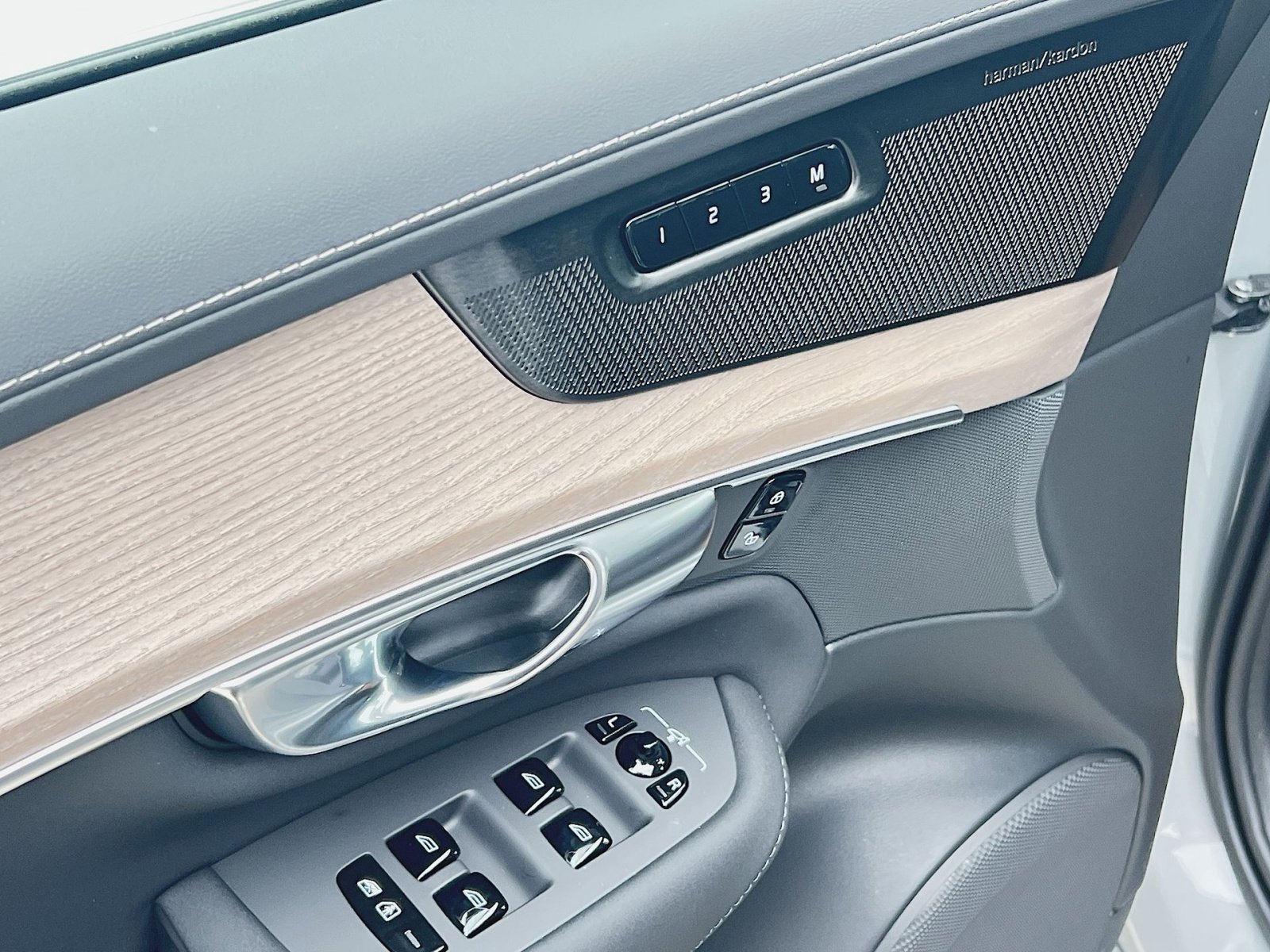 New 2026 Volvo XC90 B6 Plus w/ Protection Package Premier image 15