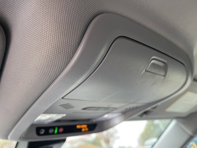 Used 2023 GMC Terrain SLT image 30