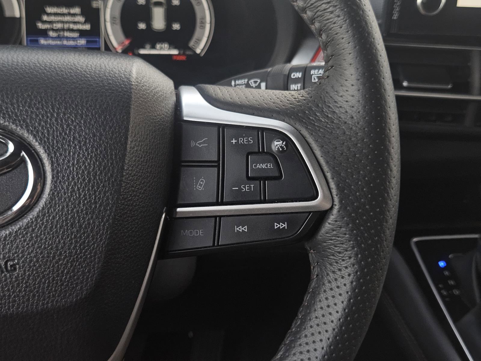 Used 2025 Toyota Sienna Limited image 19