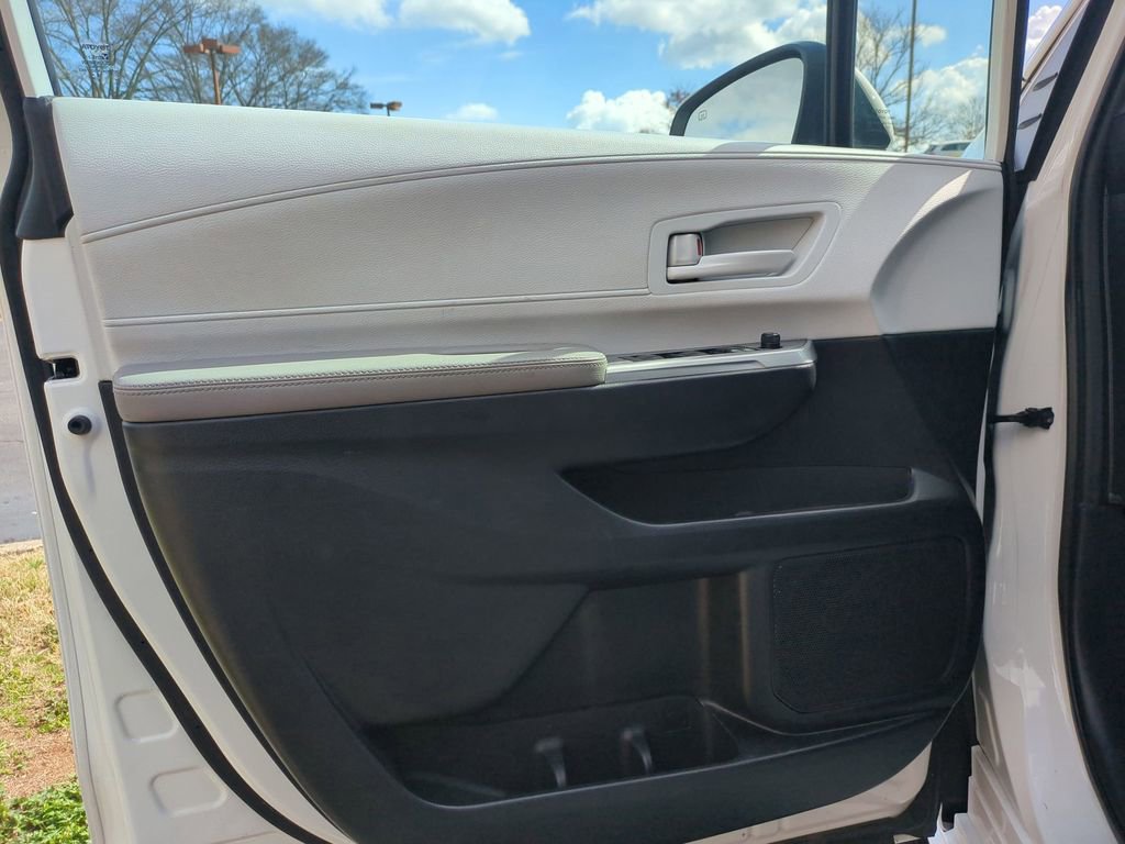 Used 2025 Toyota Sienna LE image 11