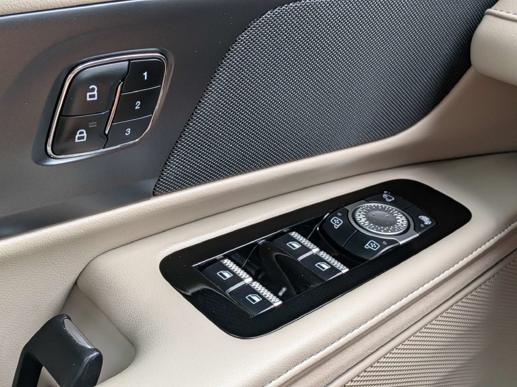 Used 2024 Lincoln Nautilus Premier AWD/4WD image 32