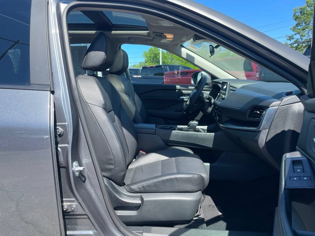 Used 2025 Nissan Rogue SV w/ SV Premium Package AWD/4WD image 30