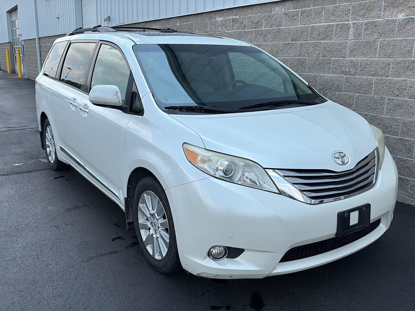 Used 2012 Toyota Sienna Limited w/ Premium Pkg AWD/4WD image 2
