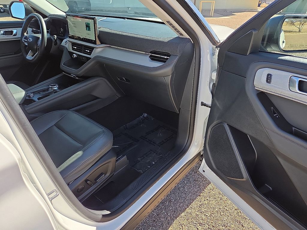 Used 2025 Ford Explorer Active w/ Active Comfort Package image 12