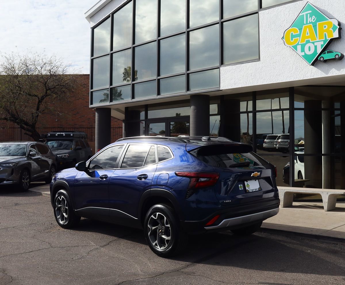 Used 2024 Chevrolet Trax LT w/ Driver Confidence Package FWD image 9