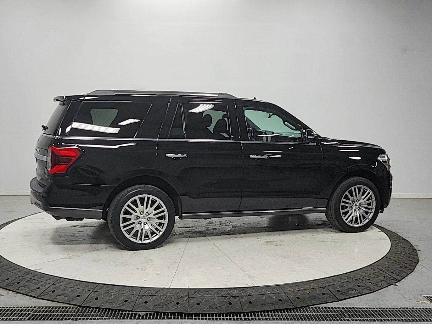 Used 2024 Ford Expedition Limited image 8