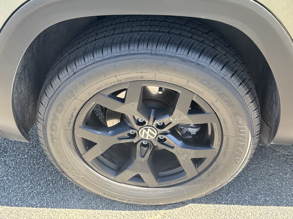 Used 2024 Volkswagen Atlas Peak Edition SE AWD/4WD image 17