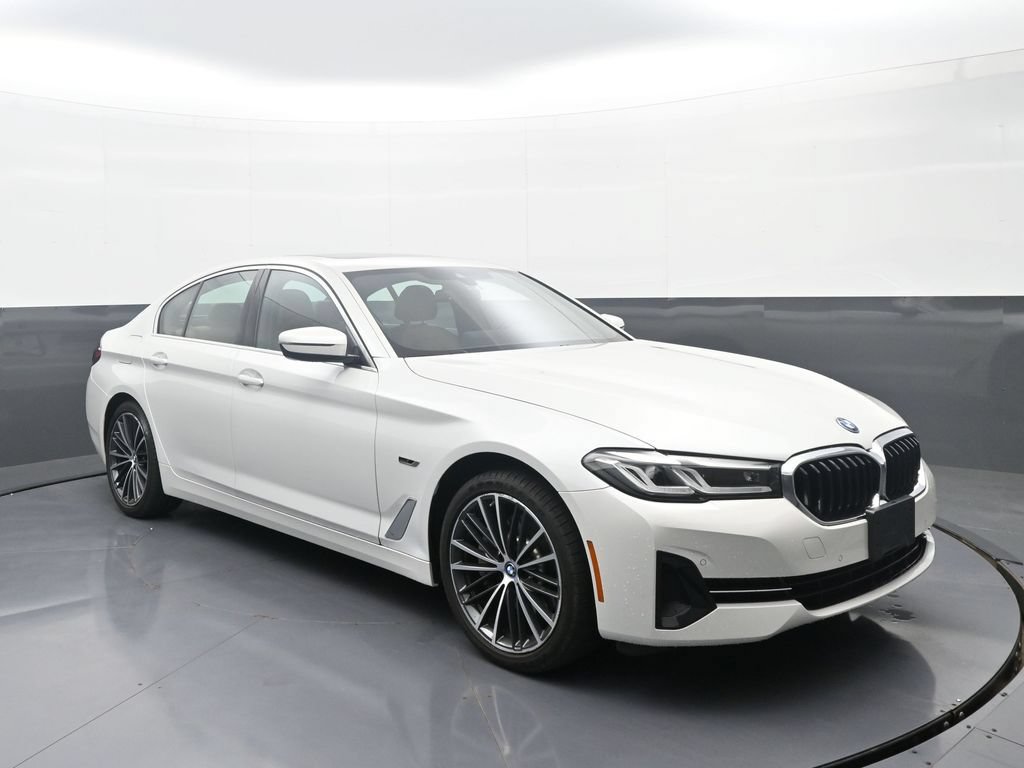 Used 2023 BMW 530e xDrive w/ Premium Package AWD/4WD image 3