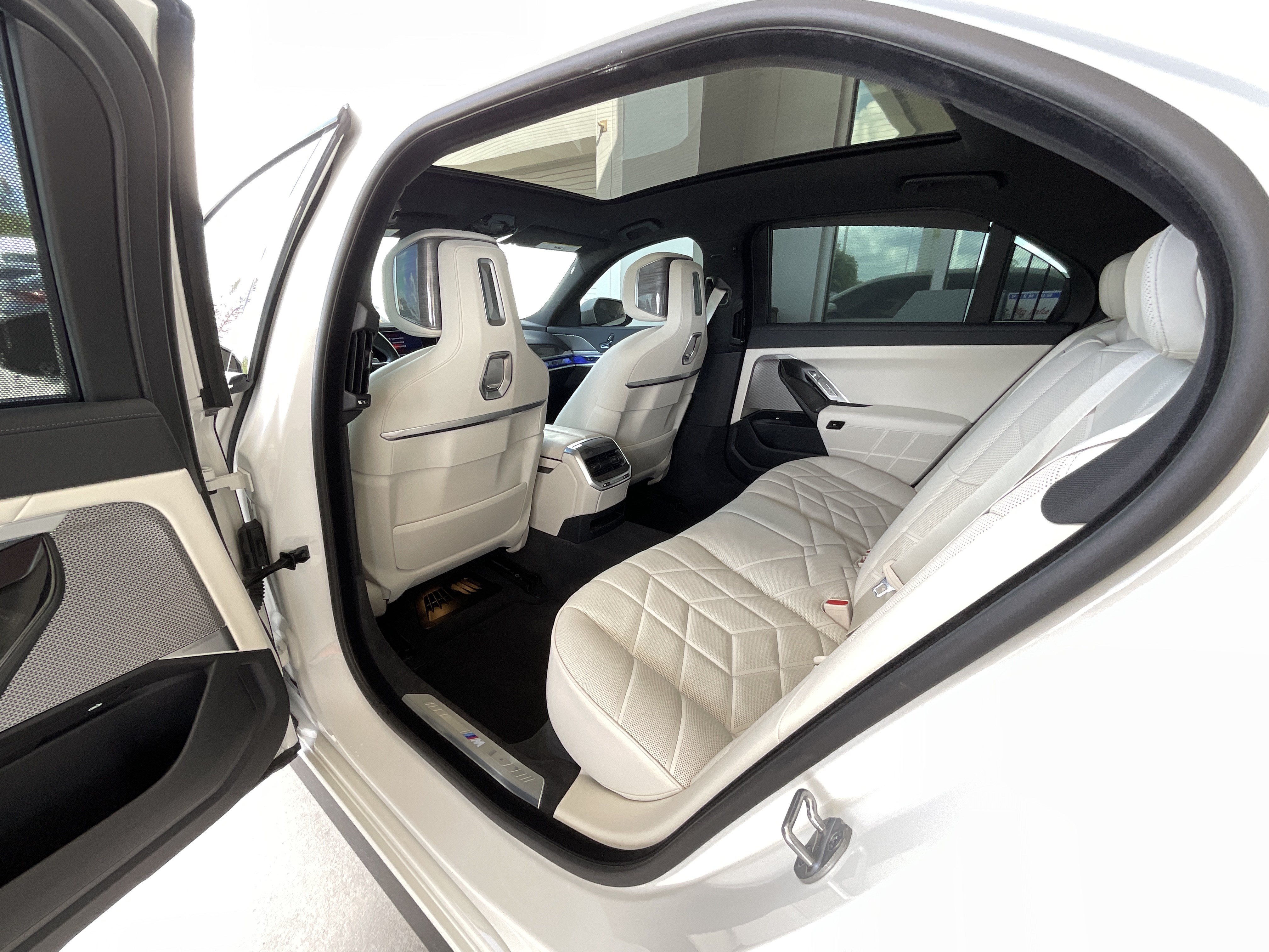 Certified 2024 BMW 760i xDrive w/ Premium Package 2 AWD/4WD image 25