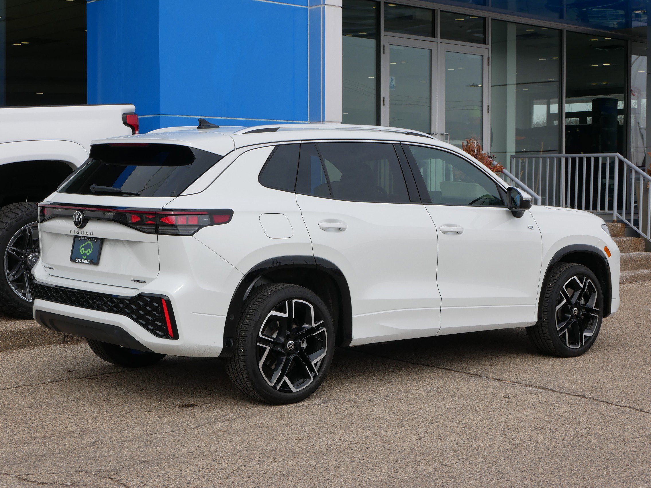 Used 2026 Volkswagen Tiguan SEL R-Line image 3