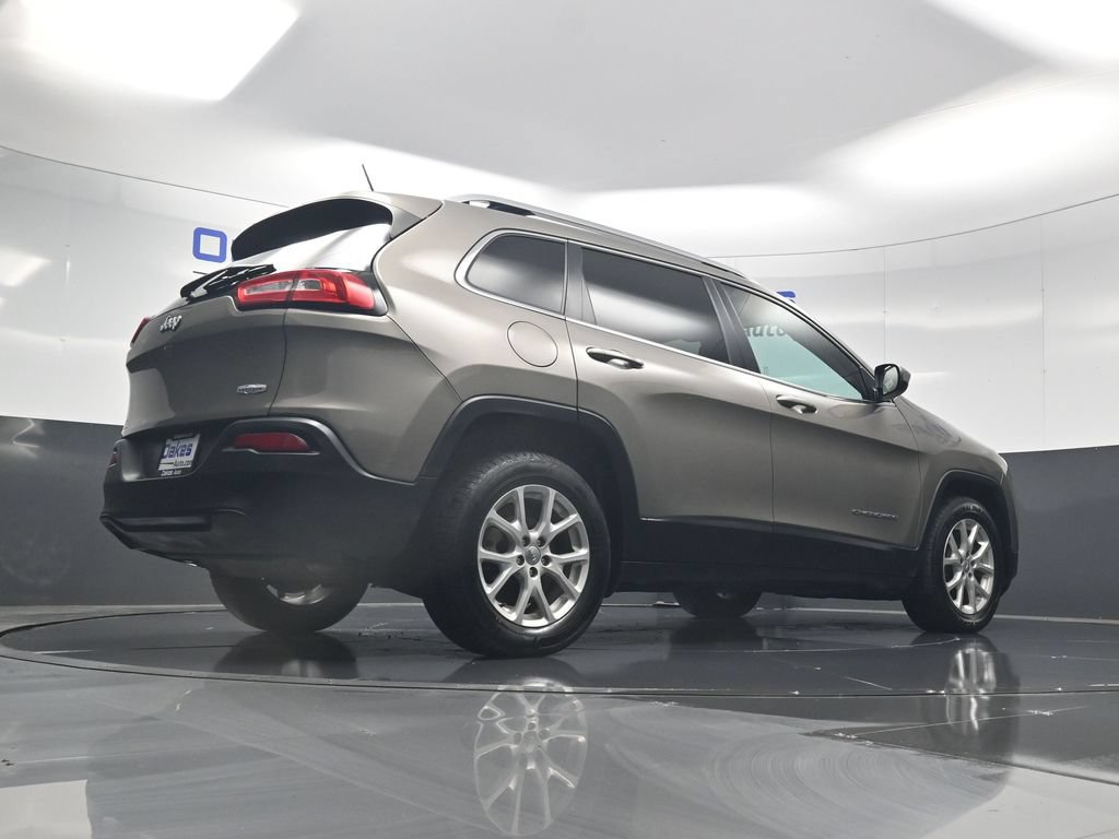 Used 2017 Jeep Cherokee Latitude w/ Cold Weather Group FWD image 40