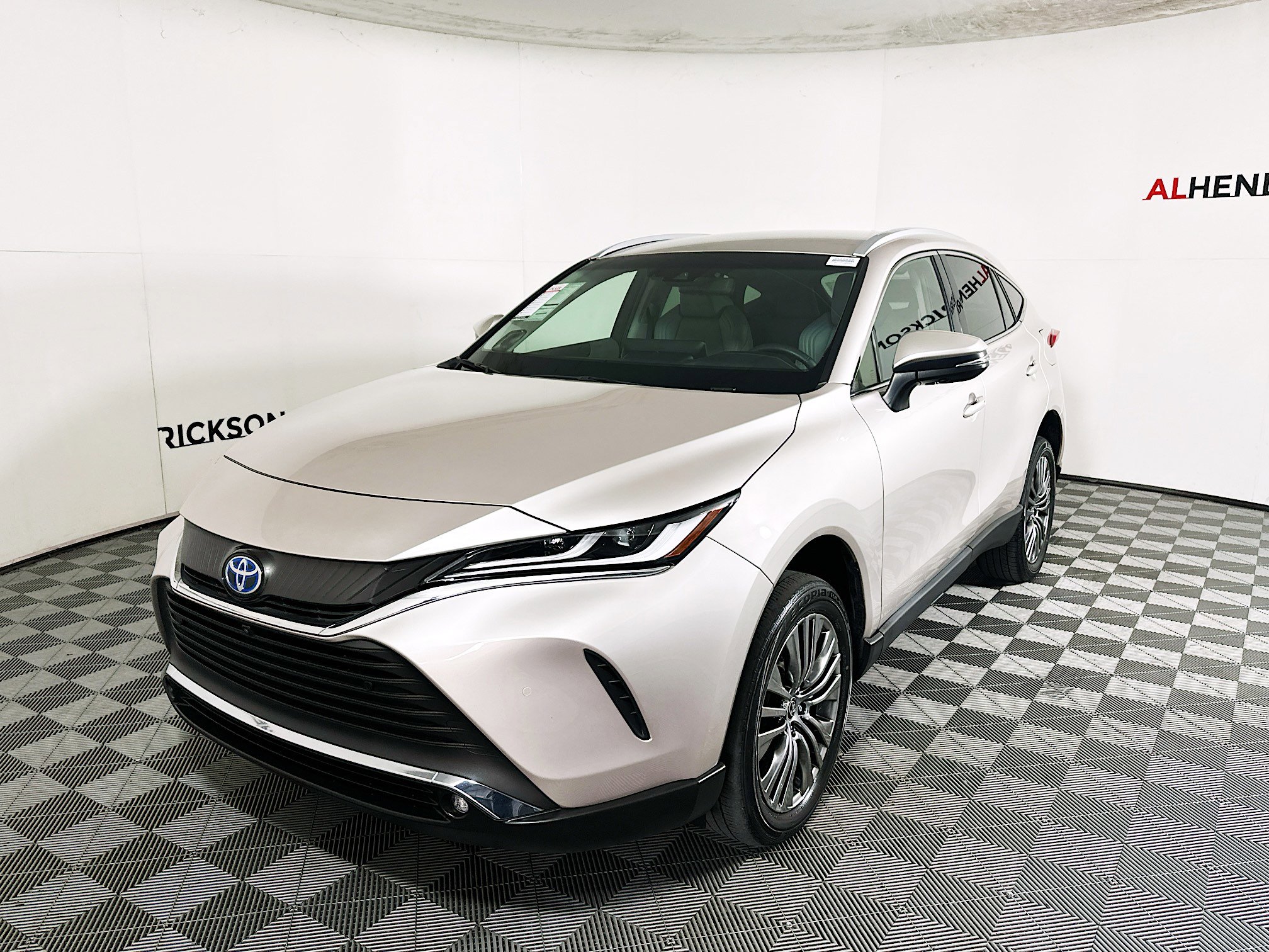 Used 2023 Toyota Venza LE image 7