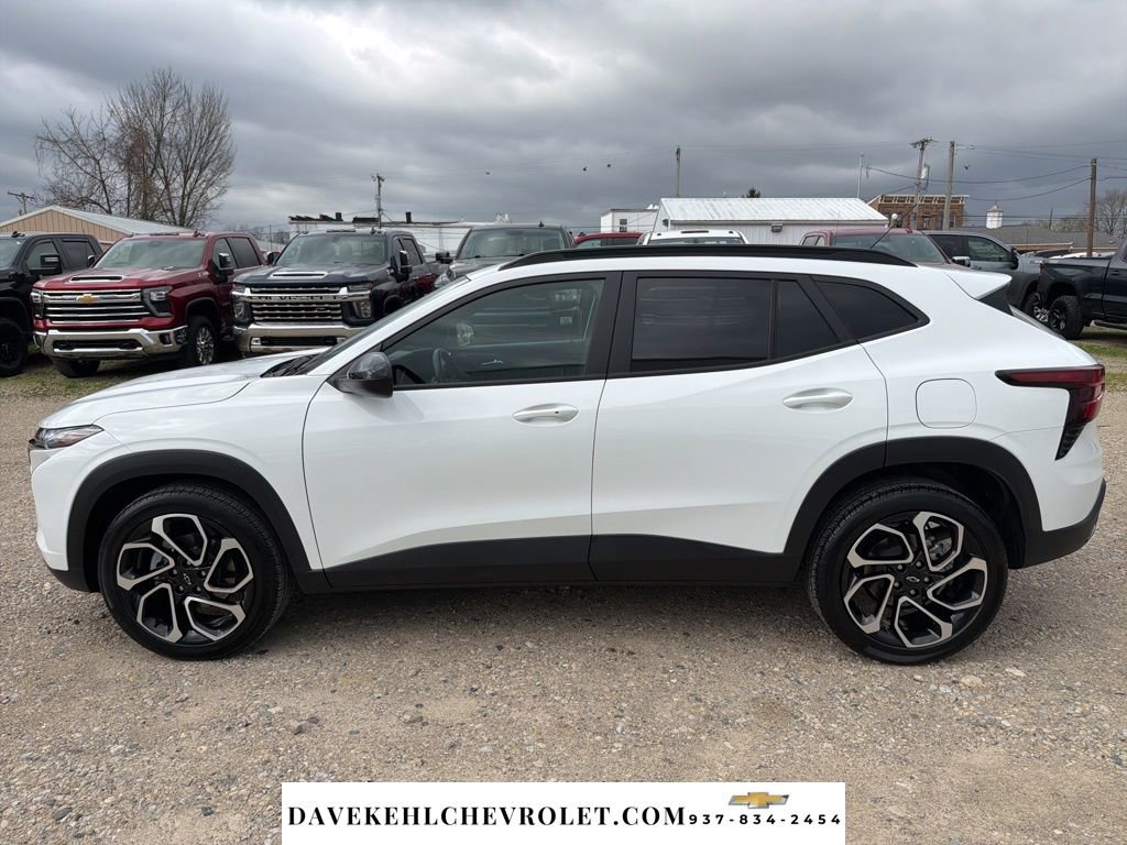 Used 2024 Chevrolet Trax RS w/ Sunroof Package FWD image 2