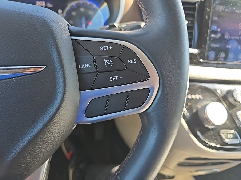 Used 2017 Chrysler Pacifica Touring-L Plus w/ Tire & Wheel Group FWD image 21