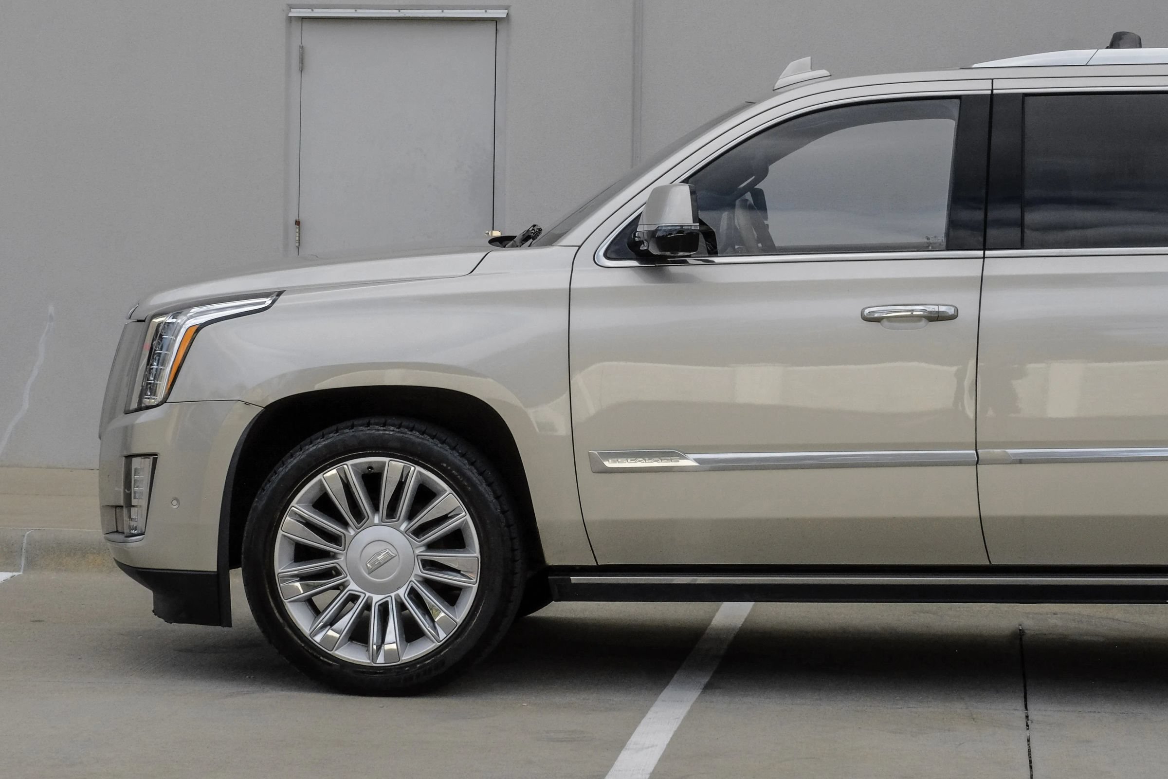 Used 2017 Cadillac Escalade ESV Platinum AWD/4WD image 9