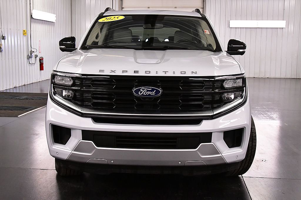 Used 2025 Ford Expedition Platinum AWD/4WD image 2