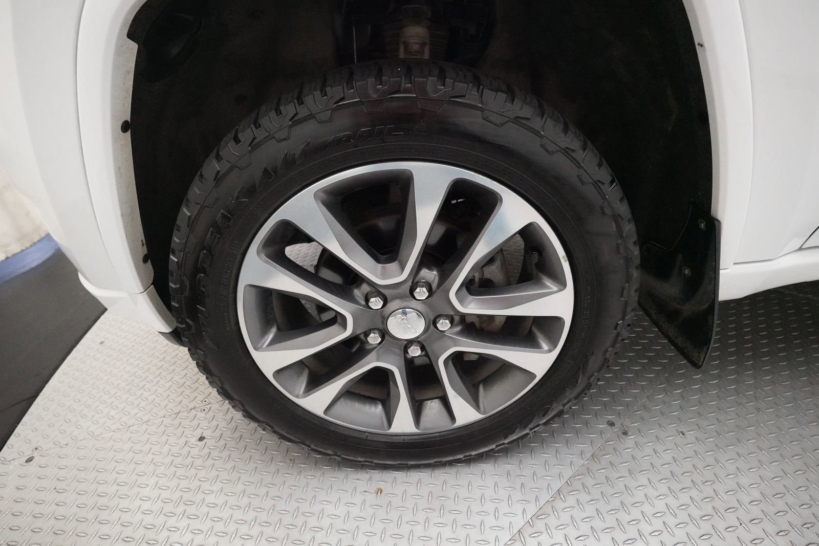 Used 2018 Jeep Grand Cherokee Overland AWD/4WD image 27