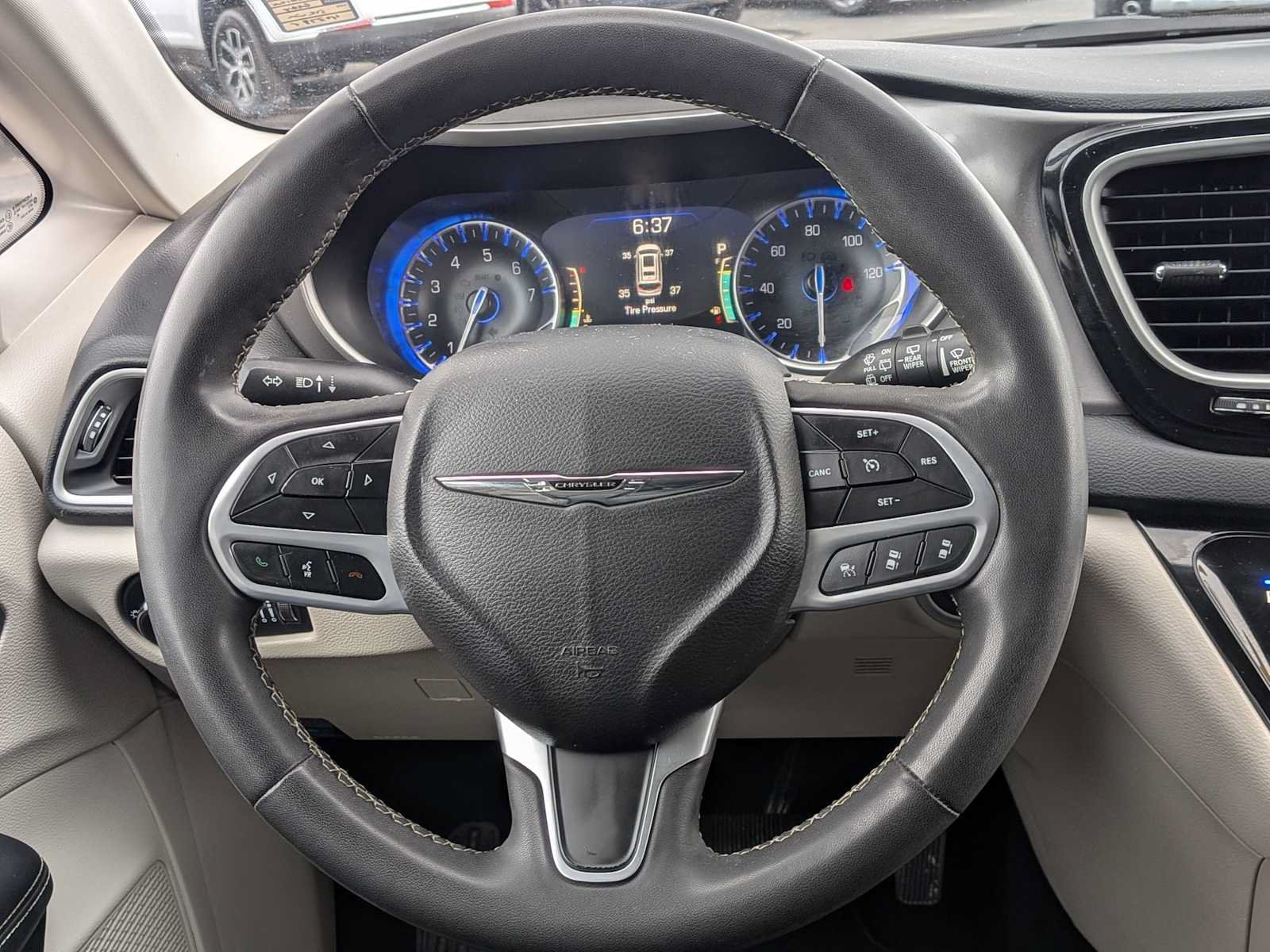 Used 2023 Chrysler Pacifica Touring-L FWD image 16
