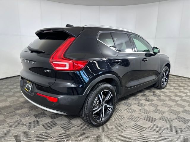 Used 2025 Volvo XC40 B5 Core image 3