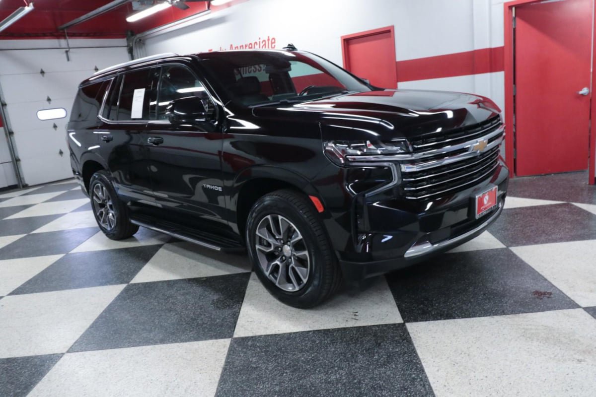 Used 2022 Chevrolet Tahoe LT w/ Luxury Package RWD image 3