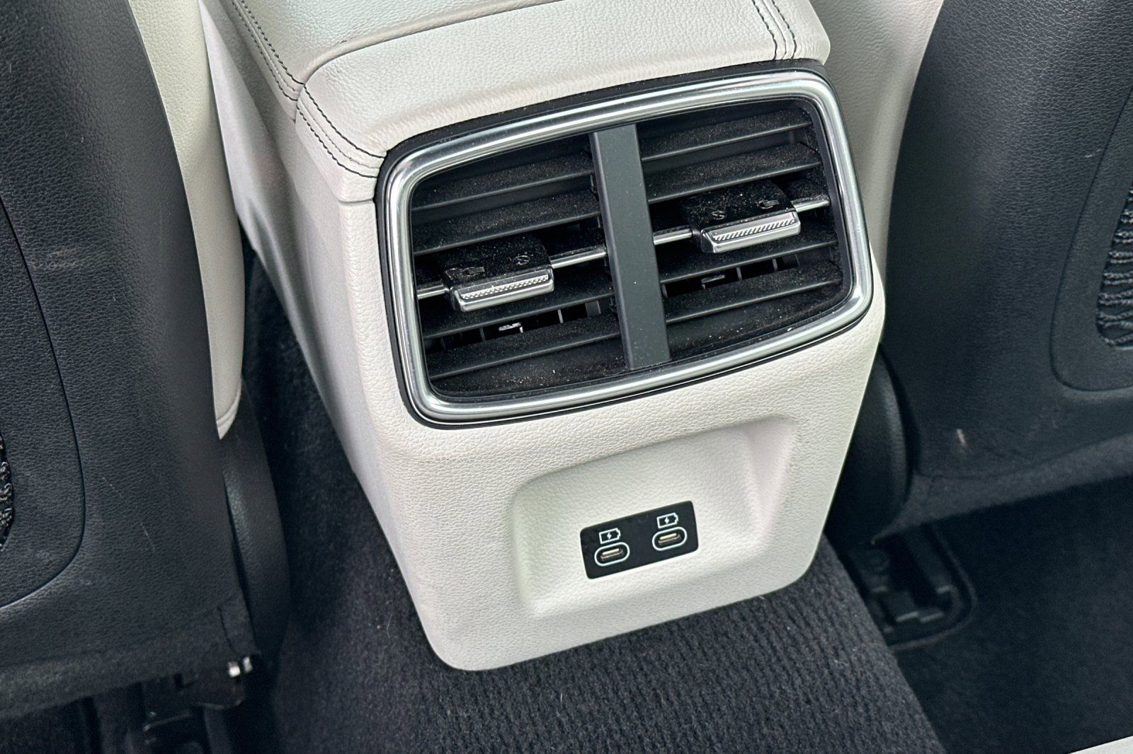 Used 2025 Genesis G70 2.5T image 15