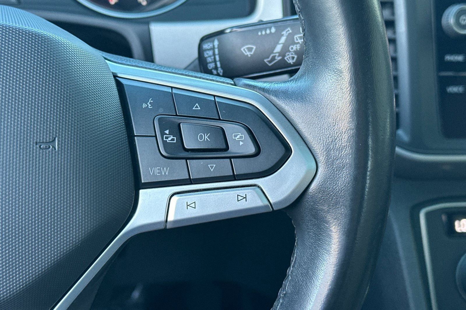 Used 2020 Volkswagen Atlas Cross Sport SE w/ Panoramic Sunroof Package image 28