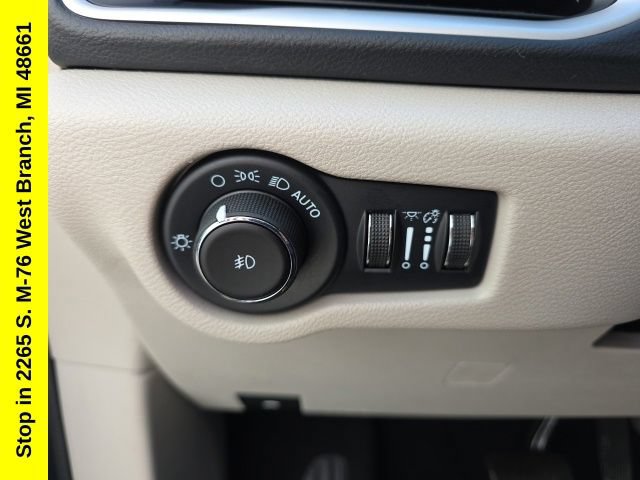 Used 2023 Chrysler Pacifica Touring-L FWD image 15