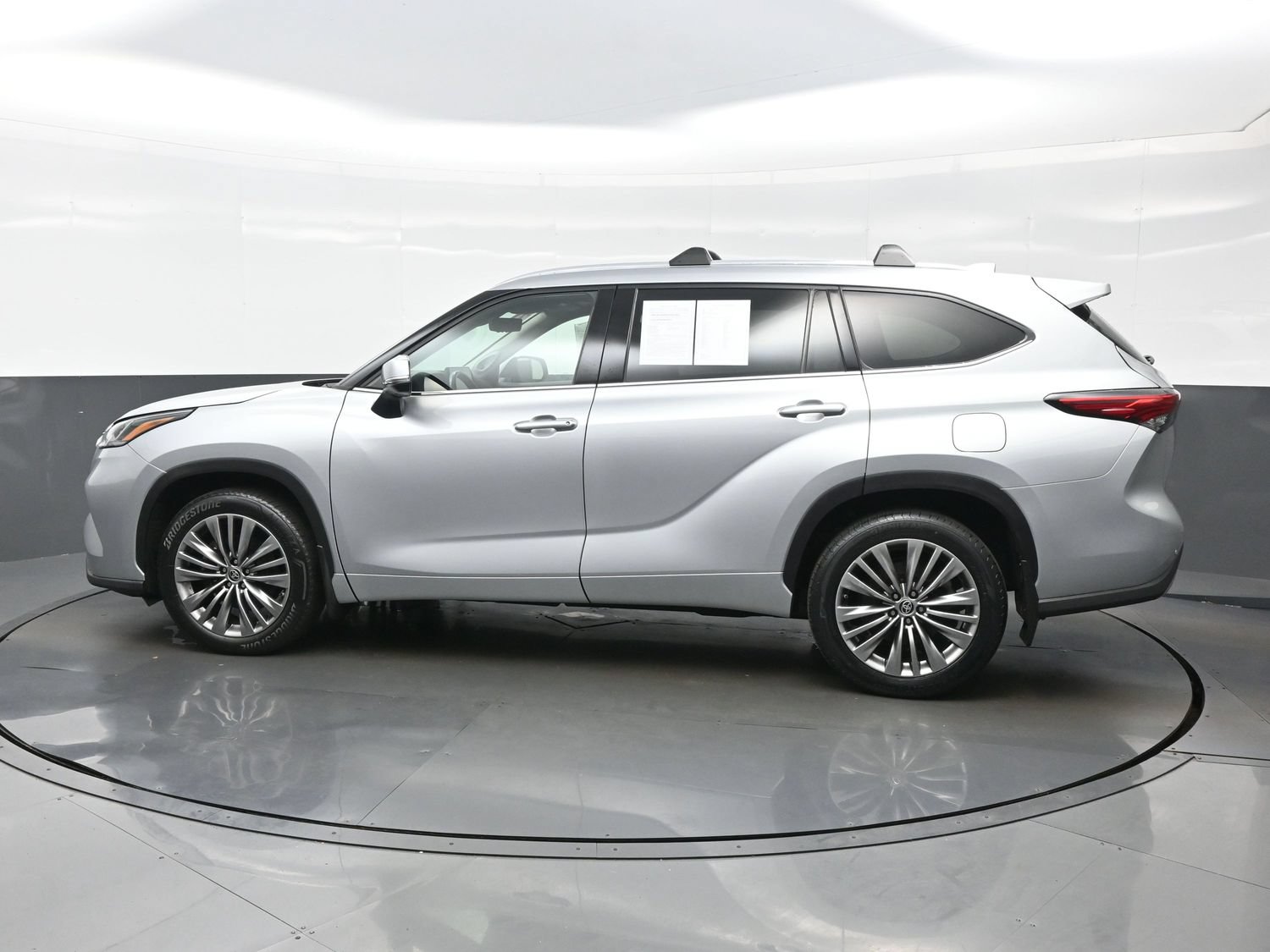 Used 2021 Toyota Highlander Platinum AWD/4WD image 3