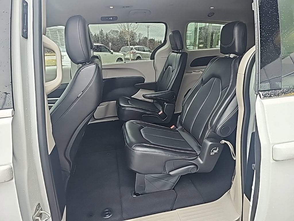 Used 2024 Chrysler Pacifica Touring-L image 26