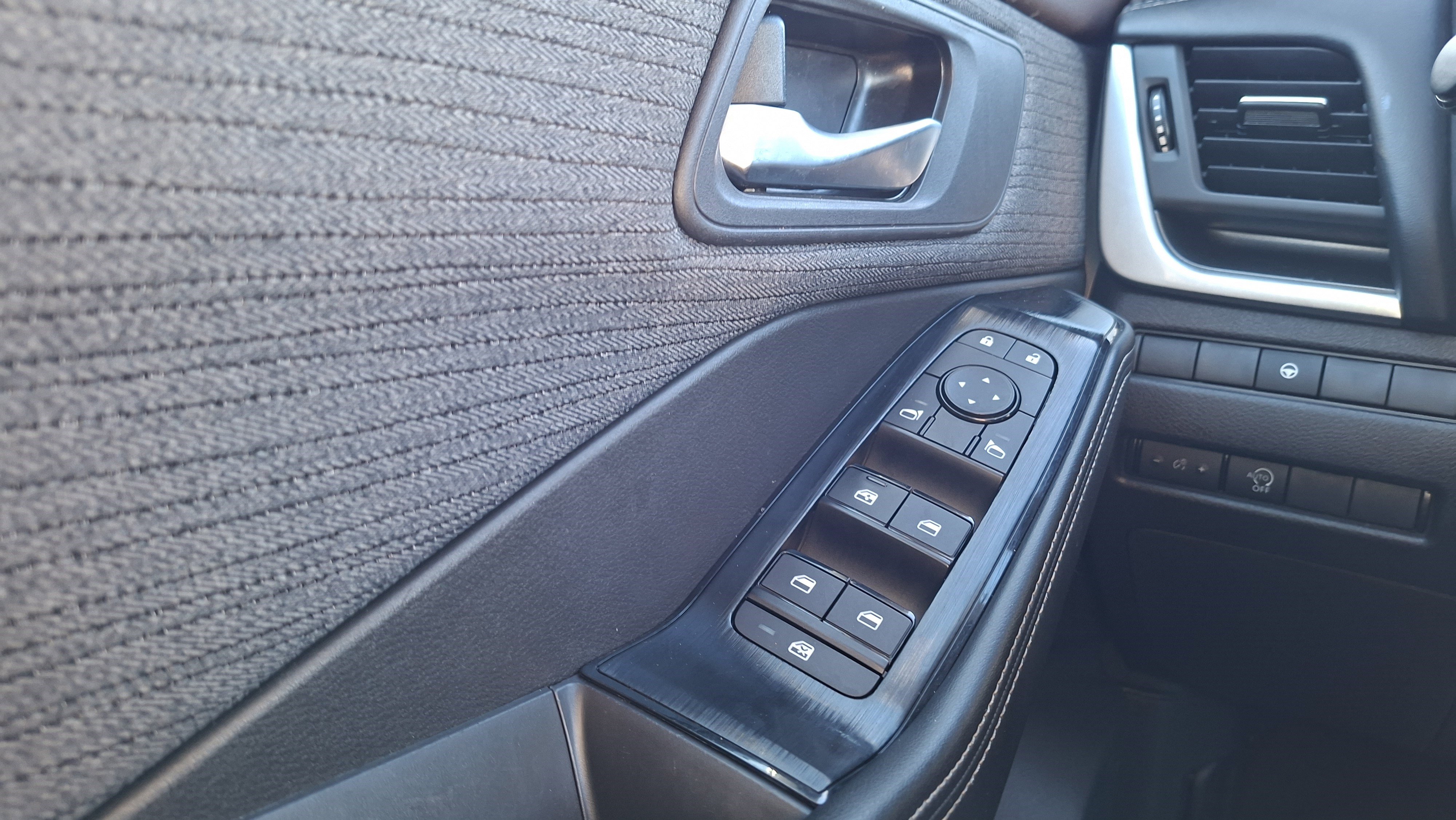 Used 2023 Nissan Rogue SV FWD image 16