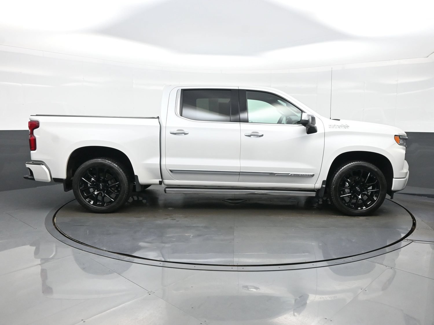 Used 2025 Chevrolet Silverado 1500 High Country AWD/4WD image 7