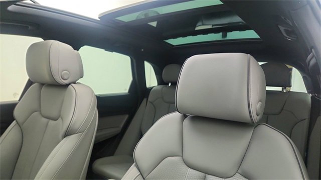 Used 2024 Audi Q5 e Prestige w/ Prestige Package image 35