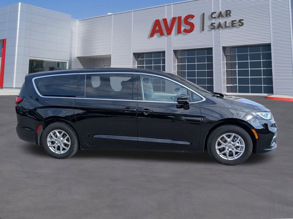 Used 2024 Chrysler Pacifica Touring-L image 5