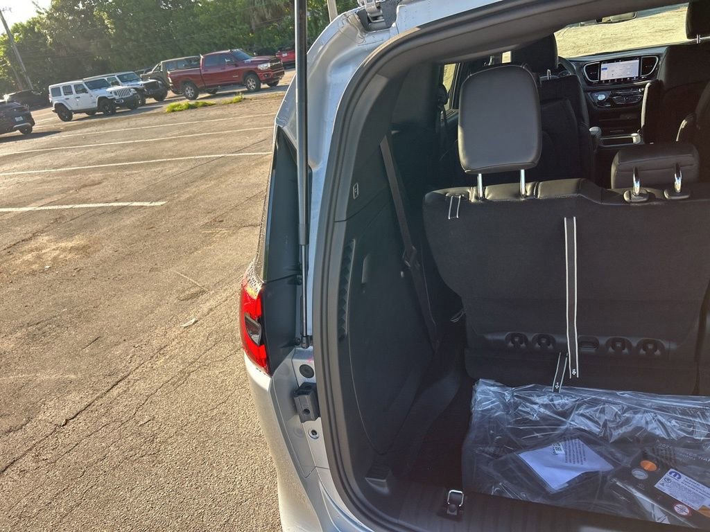 New 2026 Chrysler Pacifica Select image 30