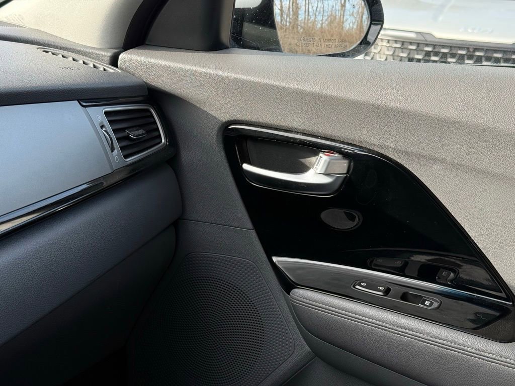 Used 2018 Kia Niro EX image 37