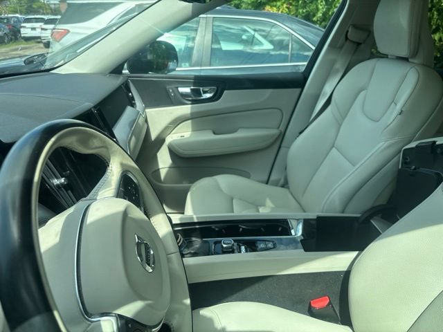 Used 2020 Volvo XC60 T6 Momentum w/ Protection Package Premier AWD/4WD image 4