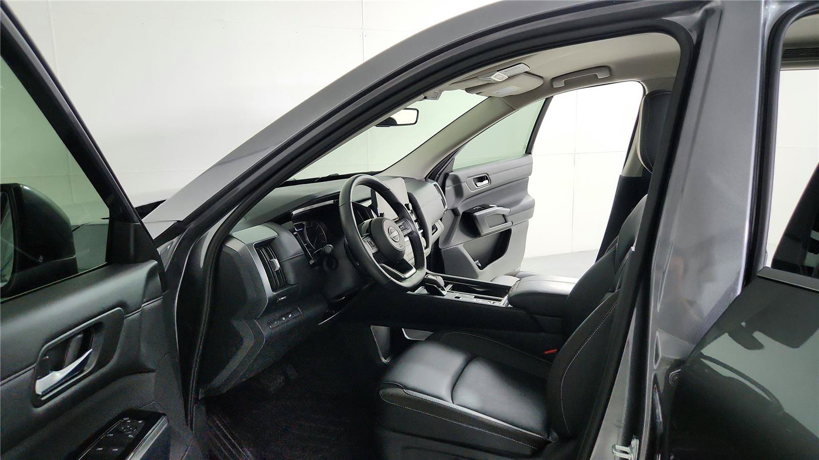 Used 2025 Nissan Pathfinder SL FWD image 16