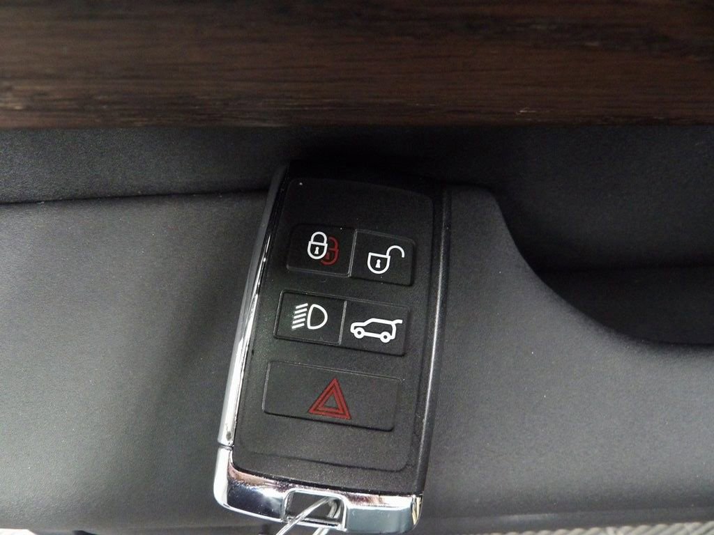 Used 2024 Land Rover Discovery Dynamic SE image 48