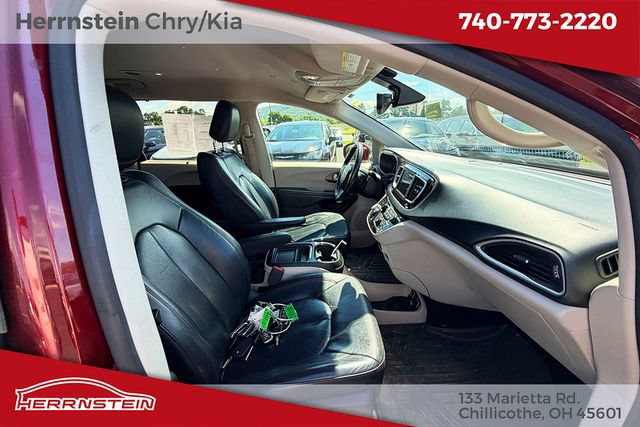 Used 2019 Chrysler Pacifica Touring-L FWD image 22