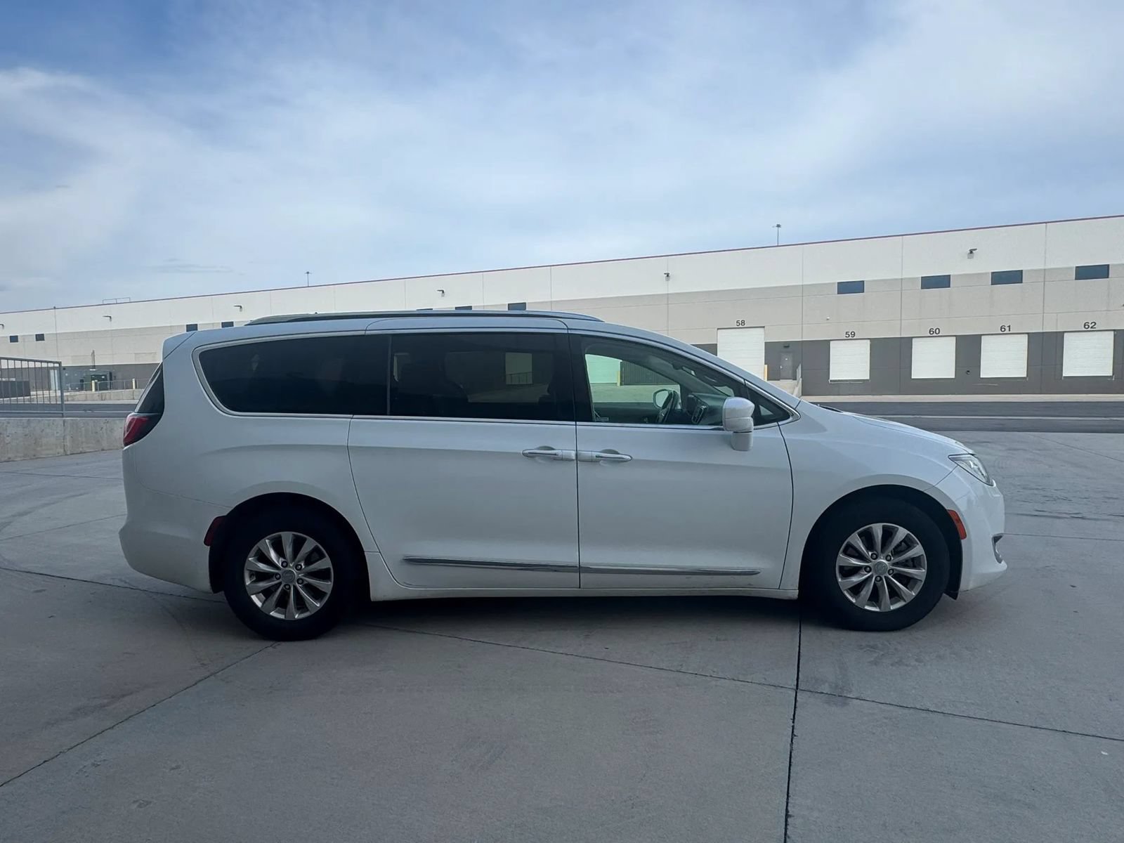 Used 2018 Chrysler Pacifica Touring-L FWD image 6
