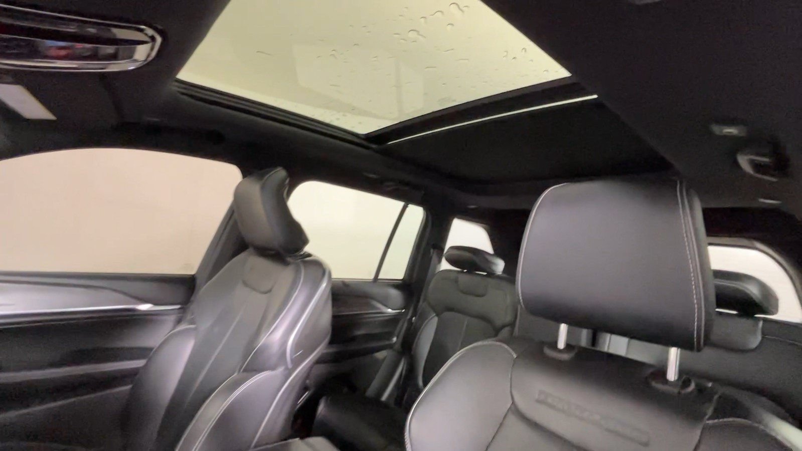 Used 2023 Jeep Grand Cherokee Overland w/ Luxury Tech Group IV AWD/4WD image 21