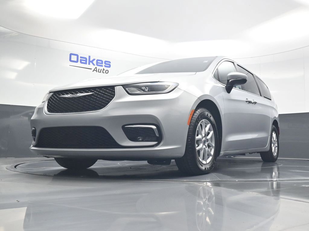 Used 2023 Chrysler Pacifica Touring-L FWD image 40